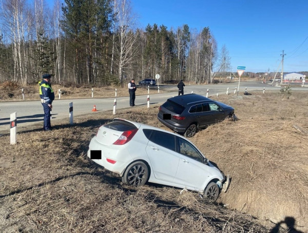 На Серовском тракте под Нижним Тагилом два автомобиля вылетели в кювет. Пострадали женщина и ребёнок