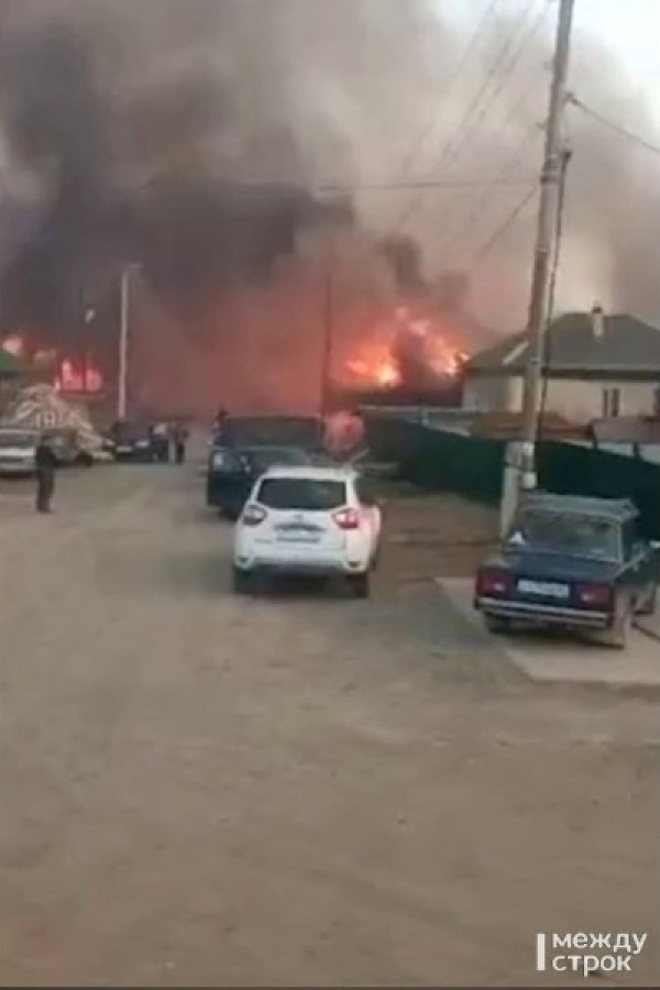 В посёлке Сосьва тушат крупный пожар (ВИДЕО)