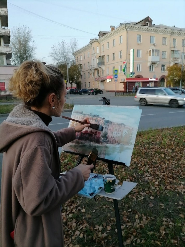 «Мы часто смотрим, но не видим красоты неба, солнца, городских улиц, зданий и деревьев». Тагильская художница Юлия Виноградова в 33 года открыла для себя акварель как путь к счастью