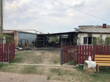 В деревне под Нижним Тагилом хозяева горевшего дома получили ожоги I и II степени при попытке самостоятельно потушить пожар