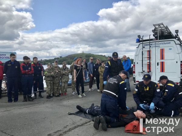 В Нижнем Тагиле спасатели Центра защиты населения провели показательные учения на берегу городского пруда