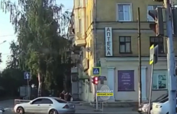 В Нижнем Тагиле водитель избил пешехода, кинувшего в его автомобиль камень (ВИДЕО)