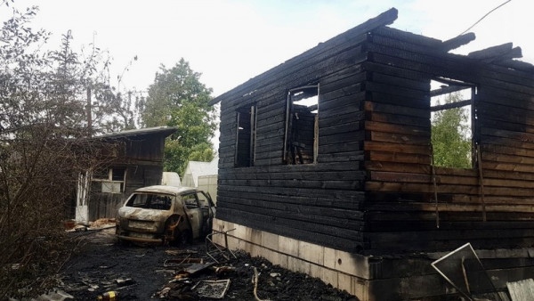 В Нижнем Тагиле при попытке самостоятельно потушить пожар в частном доме пострадали два человека
