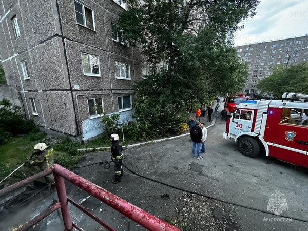 В Нижнем Тагиле на Вагонке из-за поджога мусора загорелся супермаркет 