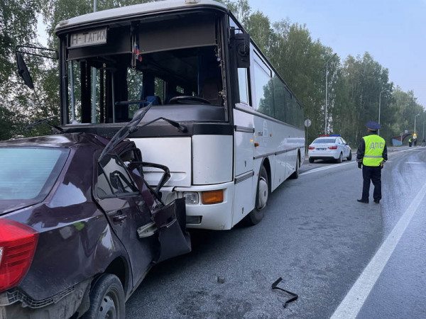 Под Нижним Тагилом водитель иномарки погиб в лобовом столкновении с автобусом
