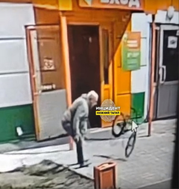 В Нижнем Тагиле пожилой мужчина в гневе разбил об асфальт детский велосипед у «Монетки» (ВИДЕО)