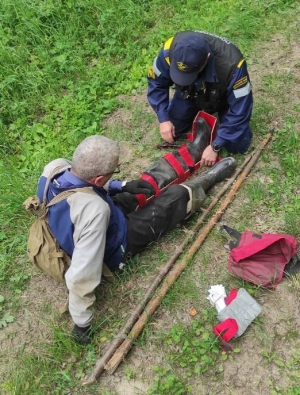 В Нижнем Тагиле спасли грибника, который провёл ночь в лесу со сломанной ногой (ВИДЕО) В Нижнем Тагиле спасли грибника, который провёл ночь в лесу со сломанной ногой (ВИДЕО)
