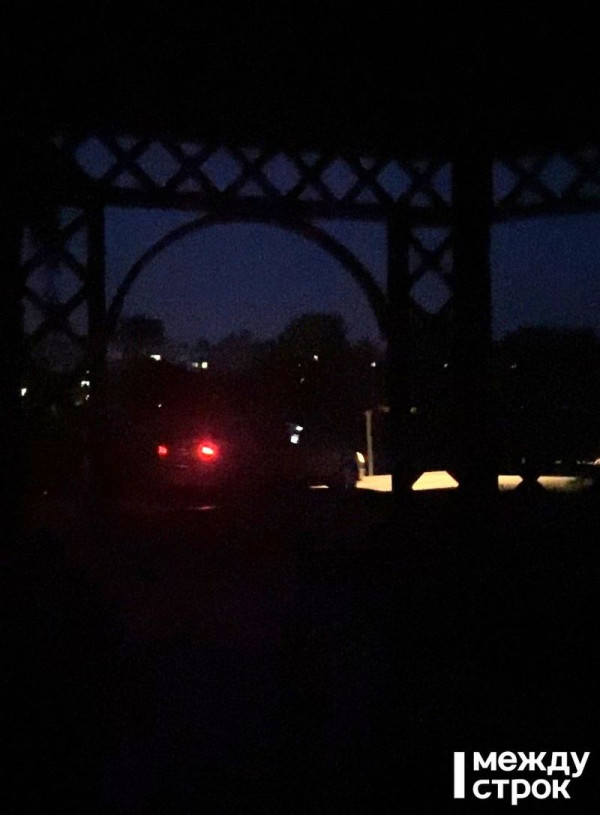 В Нижнем Тагиле неизвестные ночью катались на машине по тротуарам в парке «Народный» (ВИДЕО)