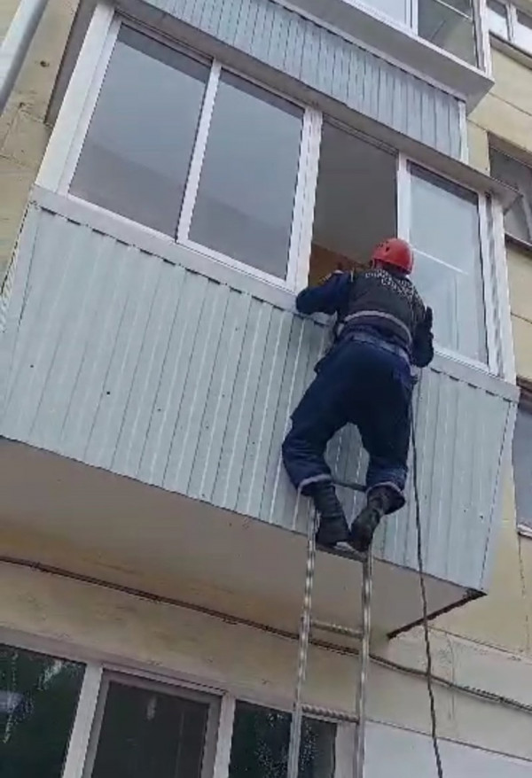 В Нижнем Тагиле спасатели освободили пенсионерку из запертой квартиры (ВИДЕО)