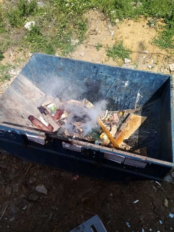 Нижнем Тагиле на площадке для ТКО обнаружили ёмкости с дымящейся жидкостью и разбитые ртутные лампы