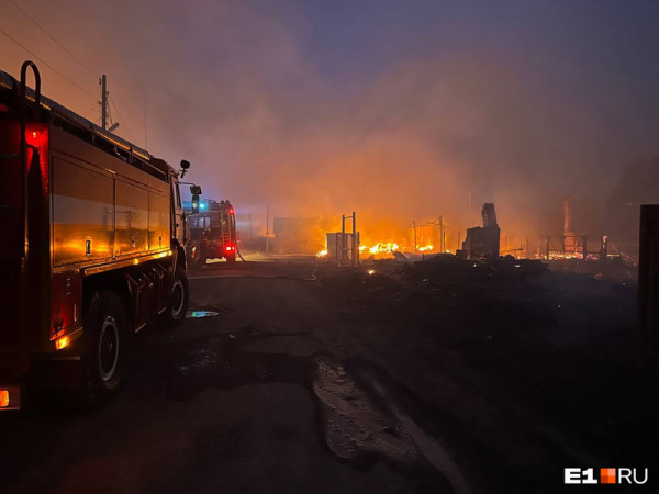 В массовом пожаре в селе Шайдуриха под Невьянском погибла 71-летняя женщина, сгорело 41 строение