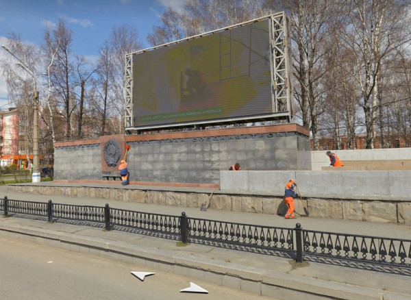В Нижнем Тагиле за 4 млн рублей отремонтируют трибуны на Театральной площади, но герб СССР оставят