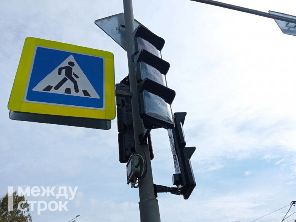 «Какая радость, плюс ещё одна затырка». В Нижнем Тагиле на перекрёстке улиц Алтайской и Боровой установили светофор