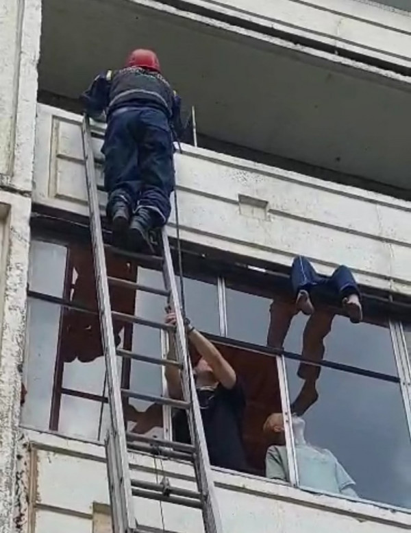 В Нижнем Тагиле спасатели помогли застрявшему на балконе мужчине (ВИДЕО)