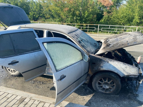 В Нижнем Тагиле на дороге во время движения загорелся автомобиль