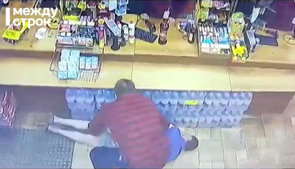 В Нижнем Тагиле продавец магазина «Красное & Белое» обезвредил агрессивного покупателя с ножом (ВИДЕО)