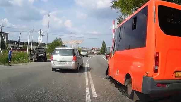 В Нижнем Тагиле рейсовый автобус врезался в «Ниву» (ВИДЕО) В Нижнем Тагиле рейсовый автобус врезался в «Ниву» (ВИДЕО)