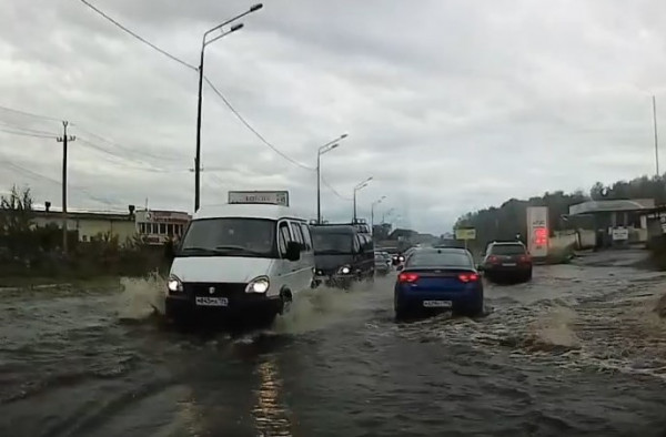 В Нижнем Тагиле затопило Восточное шоссе