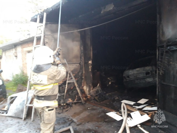 В Нижнем Тагиле сгорел гараж с сауной