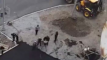 В Нижнем Тагиле массовая драка между дорожными рабочими и пешеходом попала на видео 