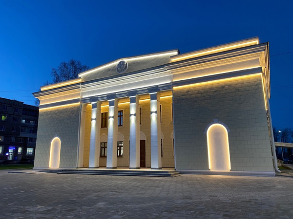 В Нижнем Тагиле здание Нового Молодёжного театра украсили архитектурной подсветкой