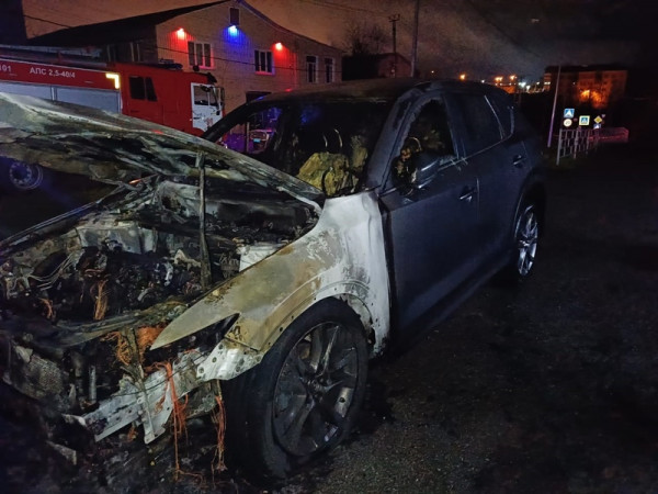 В Нижнем Тагиле ночью во дворе сгорела Mazda CX-5