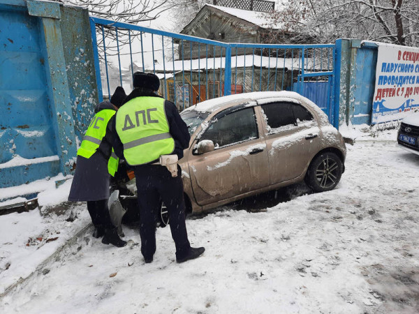 В Нижнем Тагиле автоледи не справилась с управлением и протаранила ворота лодочной станции