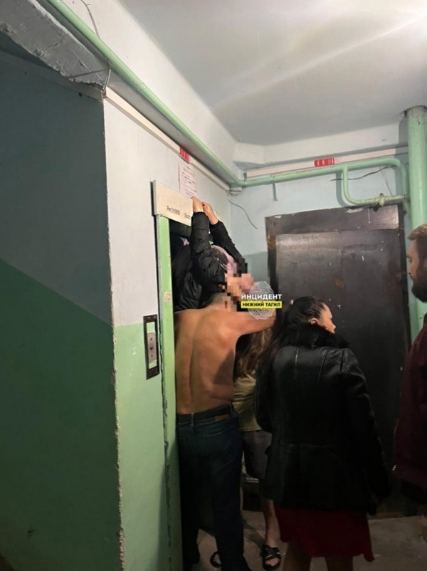 СК возбудил уголовное дело после нашумевшего в СМИ инцидента в Нижнем Тагиле с женщиной, которую зажало пассажирским лифтом 
