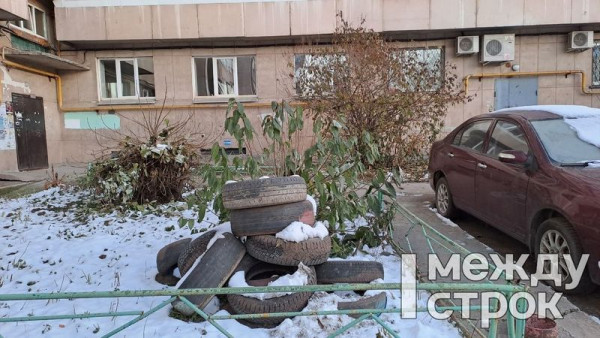 «Мы требования выполнили, цветы убрали, а кучи покрышек валяются, и никто их не вывозит». Тагильчане недовольны захламлением дворов автошинами, которые использовались в качестве клумб 