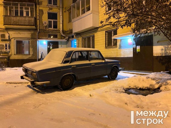 «Я паркуюсь как чудак». Жильцы дома на проспекте Мира в Нижнем Тагиле пожаловались на автохама, припарковавшего ВАЗ-2106 прямо у подъезда