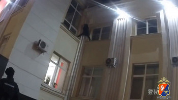 В Нижнем Тагиле сотрудники транспортной полиции отговорили «человека-паука» от прыжка со второго этажа здания вокзала (ВИДЕО)