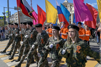 Вице-спикера Нижнетагильской гордумы Алексея Балыбердина возмутили разноцветные флаги в колонне на параде 9 мая. Но ЛГБТ-пропаганда тут ни при чём
