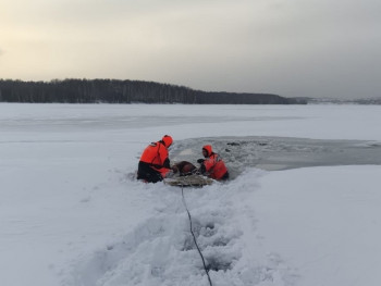 В Нижнем Тагиле сотрудники Центра защиты населения спасли провалившегося под лёд рыбака (ВИДЕО)