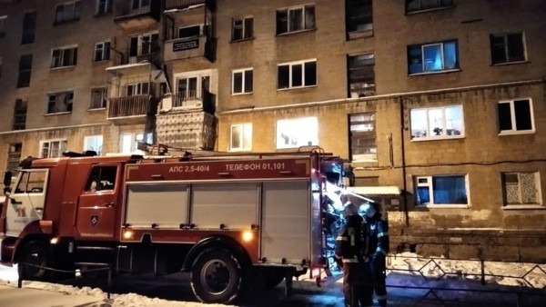 В Нижнем Тагиле в подъезде пятиэтажки на улице Грибоедова произошёл пожар 