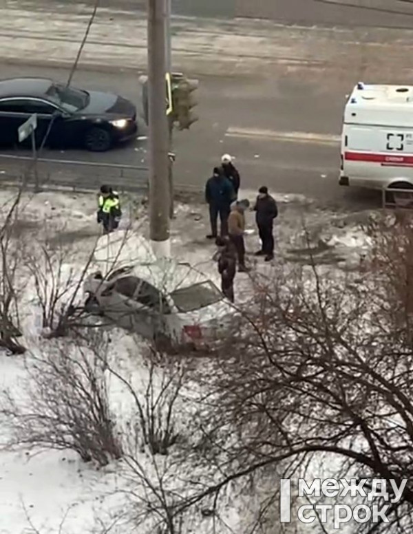 В Нижнем Тагиле легковушка вылетела на тротуар и перевернулась (ВИДЕО)