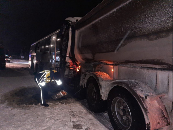 На трассе под Нижним Тагилом произошло смертельное ДТП с участием грузовика и рейсового автобуса