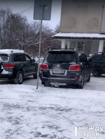 Тагильчанин возмутился автомобилю Lexus на парковке для инвалидов возле здания мэрии