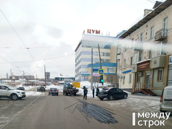 Как в фильме «Пункт назначения». В Нижнем Тагиле на улице Циолковского из автокрана-манипулятора на ходу выпали металлические трубы