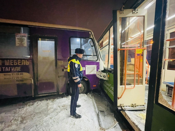 В Нижнем Тагиле пассажирский автобус протаранил трамвай