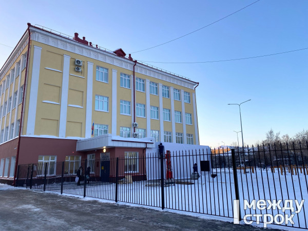 У школы № 32 в Нижнем Тагиле перед возможным приездом Владимира Путина смонтировали объект, похожий на сцену, и до асфальта убрали снег
