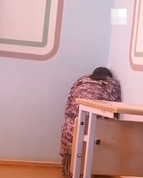 В Каменске-Уральском полицейский — преподаватель техникума ставил на колени и бил ремнём своих студенток (ВИДЕО)