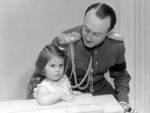 А вы знали? Потомок «заводовладельцев, капиталистов и эксплуататоров трудового народа» Демидовых подарил фамильную виллу в Италии советскому правительству, а его внучка снялась в сериале «Спасатели Малибу» А вы знали? Потомок «заводовладельцев, капиталистов и эксплуататоров трудового народа» Демидовых подарил фамильную виллу в Италии советскому правительству, а его внучка снялась в сериале «Спасатели Малибу»