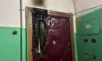 Неизвестные подожгли входную дверь в пятиэтажке на улице Пархоменко в Нижнем Тагиле