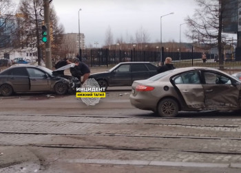 В Нижнем Тагиле на Ленинградском проспекте столкнулись три легковушки, пострадала молодая женщина (ВИДЕО)