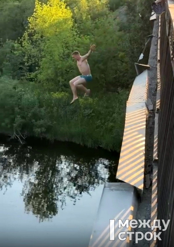 В Нижнем Тагиле пьяный мужчина спрыгнул с моста в реку (ВИДЕО)