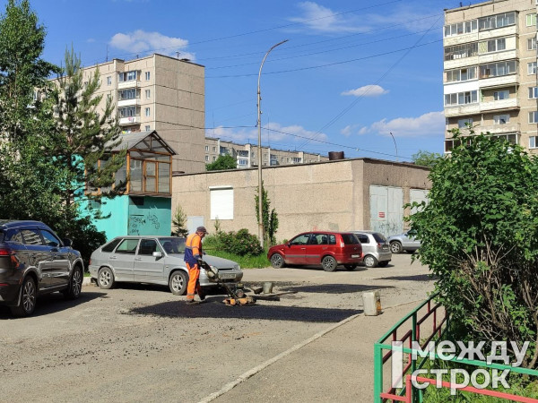 Депутат ЗакСО Владимир Радаев пристыдил мэра Нижнего Тагила Владислава Пинаева перед губернатором за отказ в просьбе ветерана ВОВ закатать ямы возле его дома. После жалобы тагильские дорожники немедленно приступили к ремонту