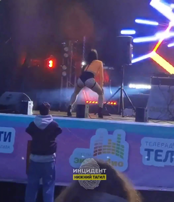 «Демонстративно трясла голым задом». Тагильчан возмутил развратный танец на главной сцене Дня молодёжи (ВИДЕО 18+)