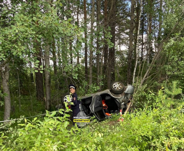 На трассе под Нижним Тагилом автомобиль вылетел в кювет и перевернулся