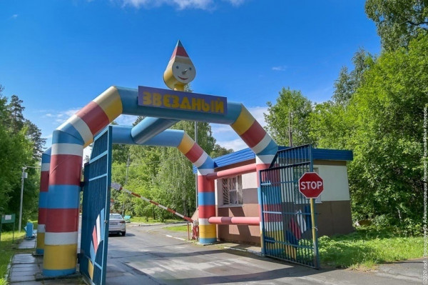 Выпавшего из окна детского лагеря «Звёздный» под Нижним Тагилом 7-летнего мальчика перевели из реанимации в хирургическое отделение