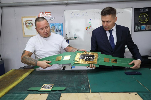 «Считаю, это лучше, чем у UFC». В Свердловской области, компания, выпускающая изделия из кожи ручной работы, в том числе спортивные чемпионские пояса, увеличит производство при господдержке